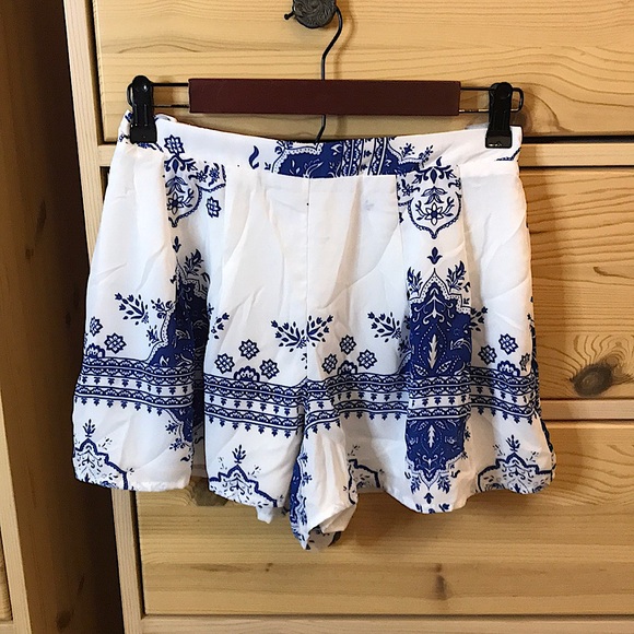 Lovers and Friends Sasha Printed Floral Shorts Size Medium - Picture 3 of 8